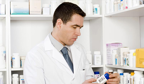 Farmacéutico atendiendo en la Farmacia del Carmen